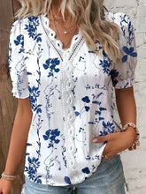 Blusa Feminina com Manga Curta e Detalhe em Renda