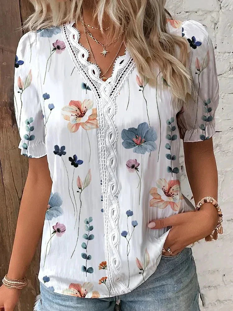 Blusa Feminina com Manga Curta e Detalhe em Renda